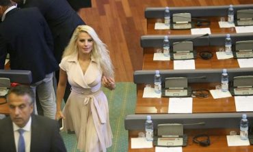 Njihuni me Duda Baljen, deputeten seksi që po “tërbon” parlamentarët e Kosovës (FOTO)