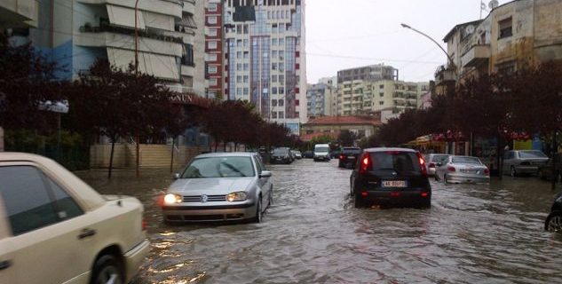 Përmbytjet/ Janinë bllokohen akse të rrugës nacionale