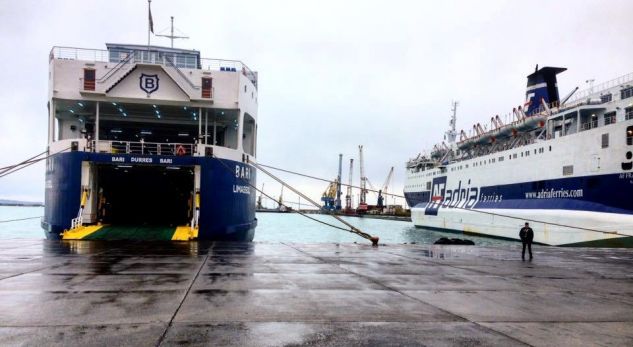 PORTI I VLORËS/ Vonesë në mbërritjen e tragetit, shkak moti. Pezullohet lundrimi i anijeve