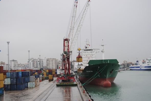 Moti i keq, porti i Durrësit: Vijon normalisht puna në kalatat e portit