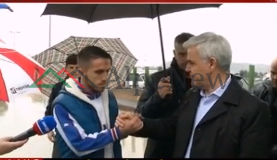 FOTO/ Qytetari i qan hallin ministrit për shtëpinë e përmbytur, Xhafaj i jep numrin e telefonit