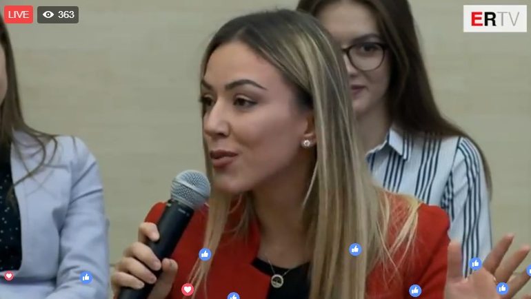 Takimi me studentët e ekselencës në Shkodër, ja vajza që e kapi në befasi Ramën (VIDEO)