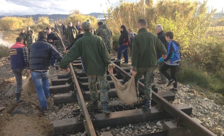 Efektivët e FA ndërhyjnë për forcimin e argjinaturës së trasesë hekurudhore Fier-Vlorë
