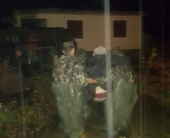 FOTO/ FA evakuojnë 6 persona në fshatin Cerven, Novoselë. Familja me probleme shëndetësore