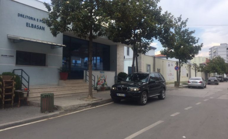 Elbasanlliu i rreh gruan vëllait dhe i prish derën, ai i turret me thikë. Të dy përfundojnë në…