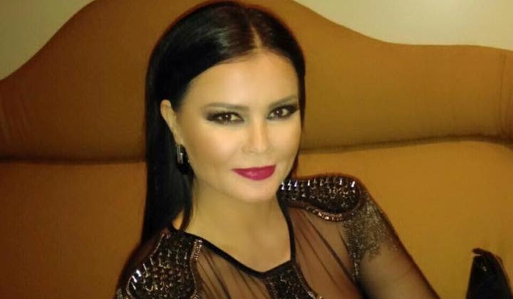 Eli Fara surprizon me super mini dhe këmbët seksi (FOTO)