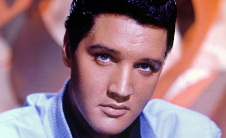 Nuk është teori konspirative/ Elvis Presli është “gjallë”. Shihet duke lëvizur në rrugët e Tiranës (FOTOT)