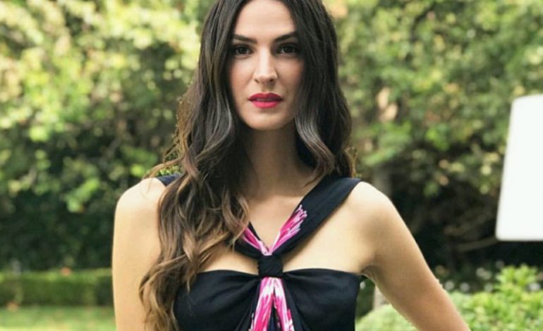 (FOTO) Emina nuk tregon vetëm barkun e rrumbullakosur, por shumë më tepër!