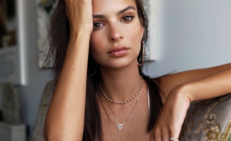 (FOTO) Emily Ratajkowski promovon linjën e saj të re, provokon përpara kameras