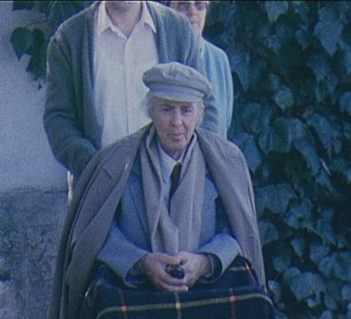 Plas në familjen e diktatorit, Sokol Hoxha akuzon Nexhmijen për helmimin e të jatit: E fejuara e vëllait akuzoi mjekun se e ngacmoi seksualisht, pastaj na sollën Isuf Kalon