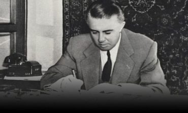 ZBARDHET DOKUMENTI: Kur Enver Hoxha detyronte "tradhëtarët" e pushtetit për aksione dhe zbore