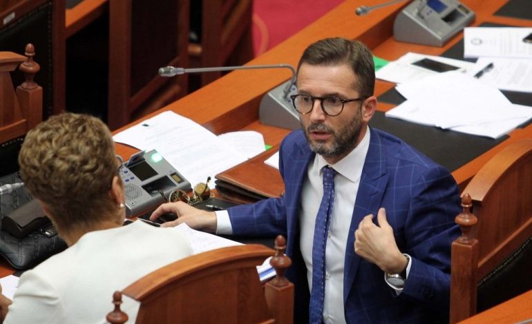 (FOTO) Tensionet në Kuvend/ Erion Braçe provokon në Instagram, tregon grushtin e…