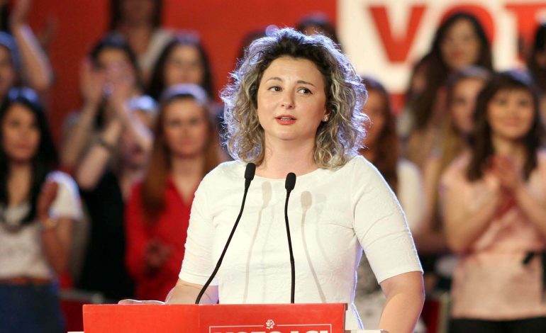 Rrëfehet Erisa Xhixho: Monika Kyemadhin e shoh në skenën e një spektakli…