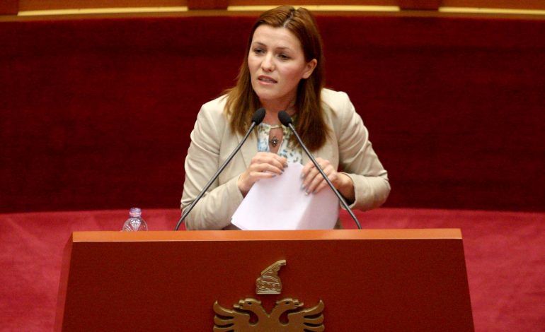 Mblidhen kundër dhunës së gruas, deputetja Ermonela Felaj “dhunohet” gjatë seancës parlamentare