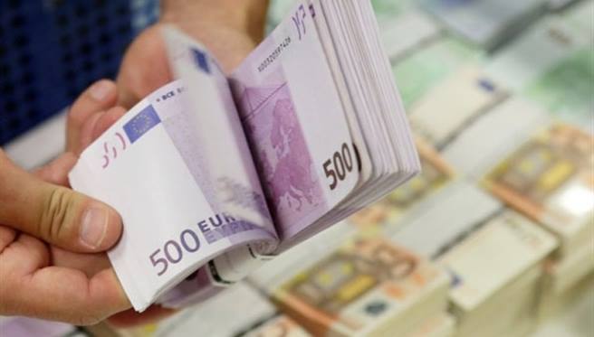 FOTO/ Leku, forcohet përkundrejt të gjitha valutave, flasin ekspertët: Euro do të jetë e dobët deri më…