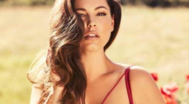 Femra e shëndoshë më seksi në botë pozon krejtësisht nudo