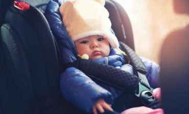 Ekspertët paralajmërojnë prindërit: Kujdes kur i vendosni fëmijët në ndenjësen e makinës