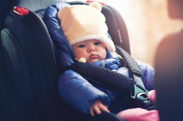 Ekspertët paralajmërojnë prindërit: Kujdes kur i vendosni fëmijët në ndenjësen e makinës