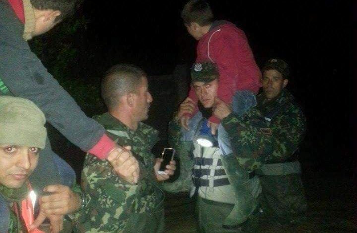 VIDEO+FOTO/ Me gomone dhe djepin me fëmijë në krah, ja si u shpëtuan familjarët në Ferras
