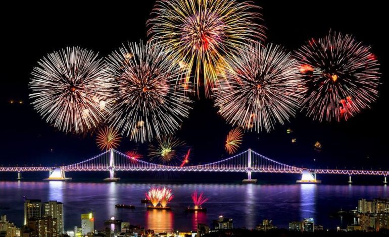 Spektakël fishekzjarresh edhe në Korenë e Jugut, pamje mahnitëse (VIDEO)