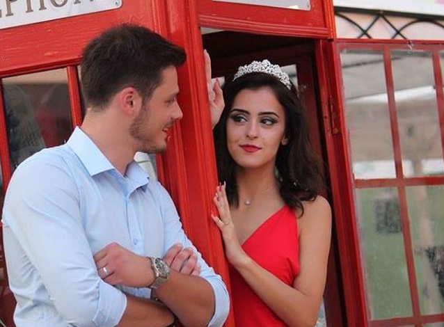 Rastësia mbreti botës. Çifti shqiptar bëhet i famshëm në mediat e huaja falë kësaj ndodhie