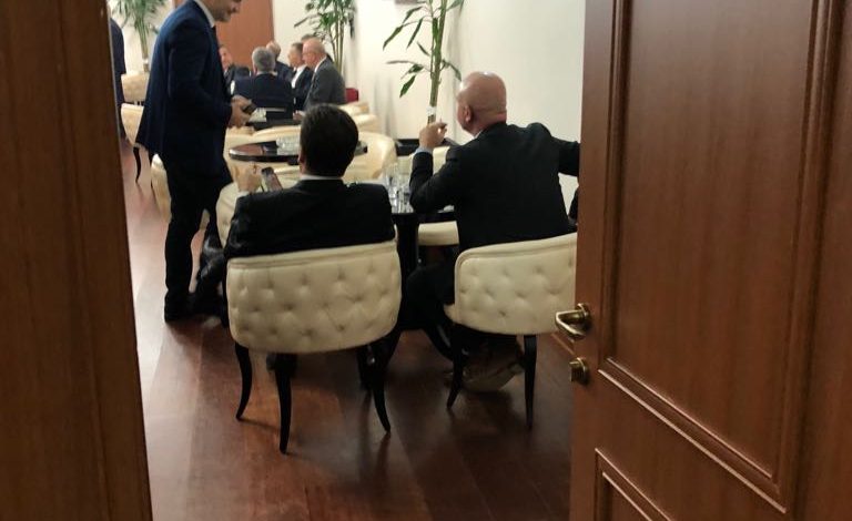 FOTOLAJM/ Mashtrimi i madh i opozitës, jashtë luajnë teatër me njerëzit, brenda pijnë kafe të ngrohtë…