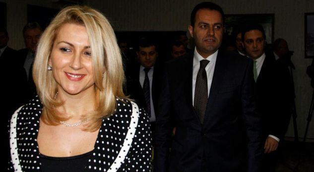 FOTO/ Pesë vite më parë Adriatik Llalla përcillte Ina Ramën. Ndërsa sot Arta Marku…