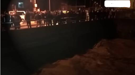 Bllokohet aksi Tiranë-Fushë Krujë, del nga shtrati lumi Zezë