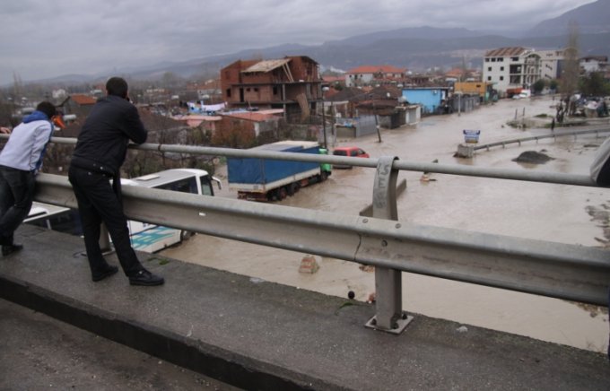 Moti i keq/ Situata nën kontroll, hapet aksi rrugor Fushë Krujë-Krujë