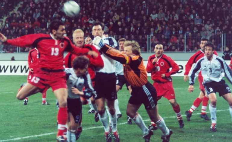 Ndeshja e bamirësisë/ Një legjendë e futbollit shqiptar dhe një ish-yll gjerman në një ekip së bashku