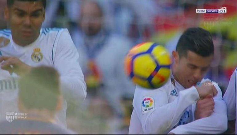 VIDEO/ Çfarë nuk u pa në ‘El Clasico’, shihni momentin kur Messi godet Ronaldon në fytyrë