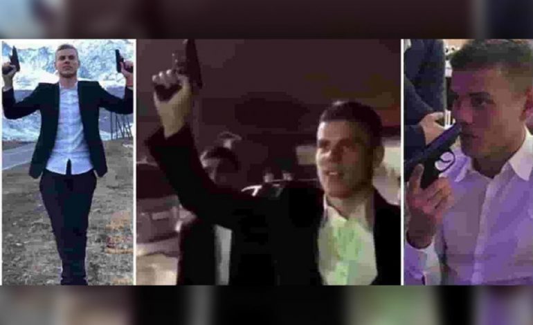 FOTO/ Njihuni me futbollistin rus që feston me armë si kriminel
