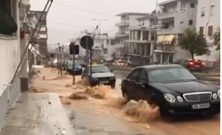 LAJM I FUNDIT/ Uji vërshon rrugëve. Ja si paraqitët situata në Gjirokastër (Video)