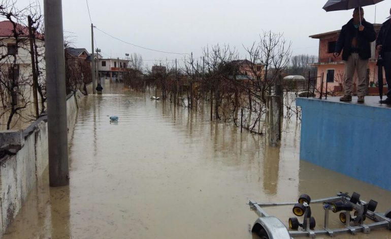PËRKEQËSIMI I MOTIT/ Fushë-Krujë, evakuuohet një femijë i sëmurë me gomone
