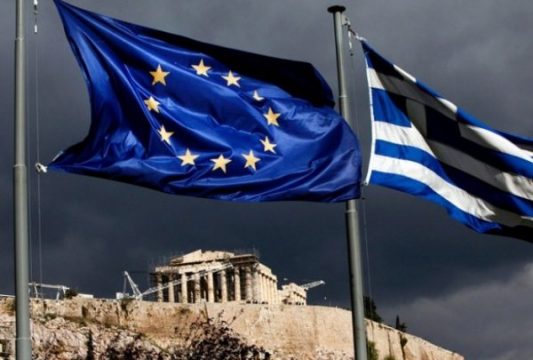 Greqia shpëton në “minutat shtesë”, arrin marrëveshje me kreditorët