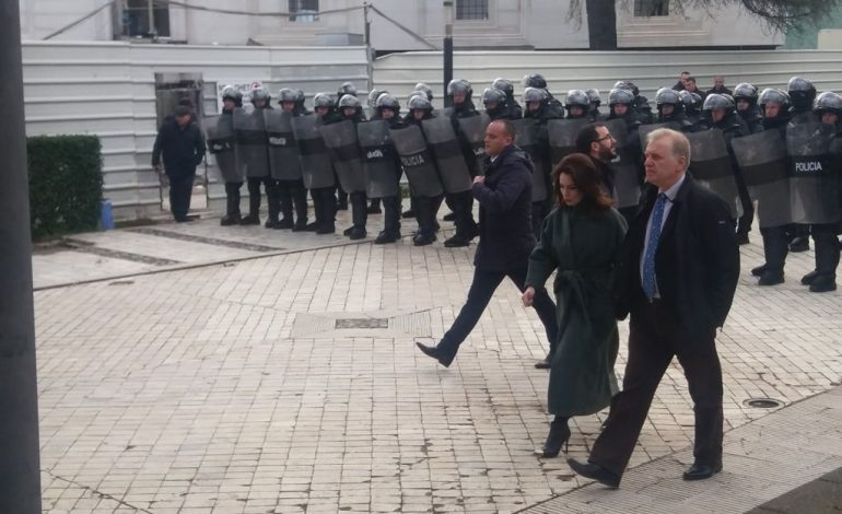 “Me e-mailet e Genc Pollos në Parlamentin Europian kanë filluar barcaletat dhe gjëegjëzat”