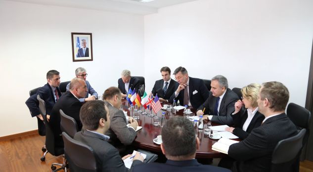 Pse Thaçi dhe Veseli nuk shkuan në takim me ambasadorët? Përgjigjja e Haradinaj