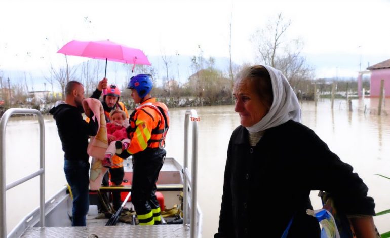 Pamje dramatike nga autostrada dhe fshati Hasanaj ne Fushekruje. Gjithçka nën ujë (FOTO)