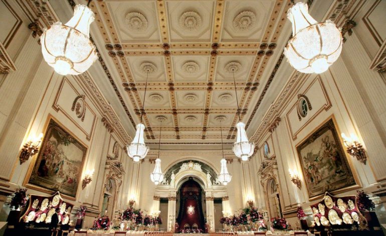 FOTO/ 15 pikat kryesore brenda Buckingham Palace që duhet t’i shihni patjetër