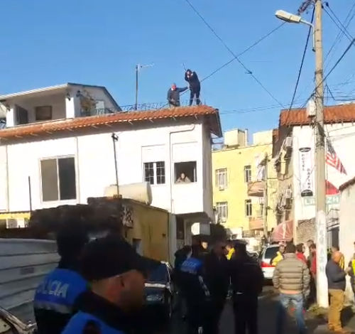 VIDEO/ Tension te Ministria e Drejtësisë, gruas i bie të fikët, një burrë tenton të hidhet nga tarraca