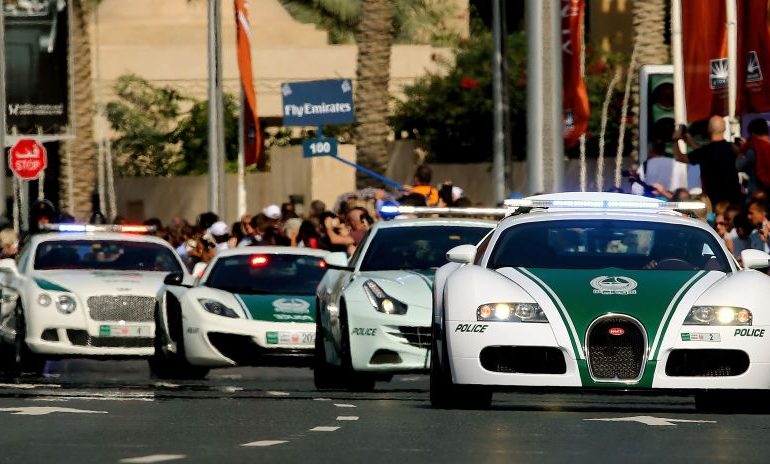 Kjo është policia që duam! Në Dubai uniformat qarkullojnë me Ferrari, shpejtësia arrin deri në 407km/h (FOTO)
