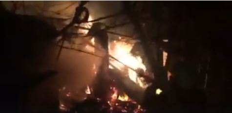 VIDEO/ Përfshihet nga zjarri stalla në Pukë, shikoni çfarë ndodh me bagëtitë