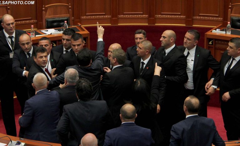 Edi Paloka: Garda e Republikës u përdor për t’i hequr dhunshëm fjalën opozitës