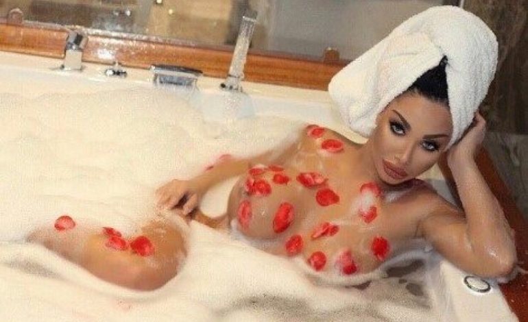 FOTO/ ‘Selfie’ dhe ‘Belfie’, Iva Aliko po çmend meshkujt me gjoksin dhe të pasmet bombastike