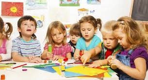 KORÇË/ Sherr prej flokësh mes edukatores dhe drejtoreshës. Shtangen fëmijët