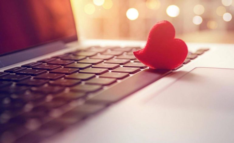 Vëmendje djem dhe vajza! Shihni se cilat janë fjalët kyçe që ju bëjnë të suksesshëm në takimet online