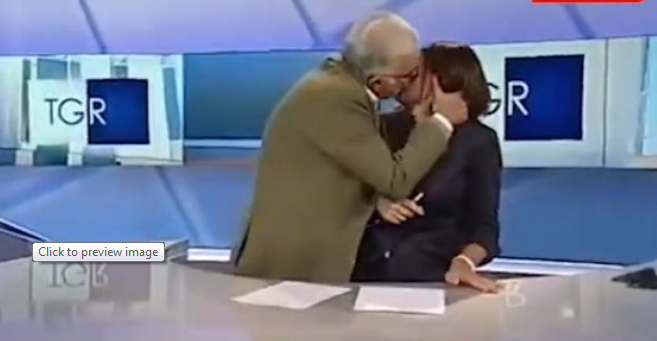 I ftuari çohet në këmbë gjatë transmetimit dhe puth moderatoren në buzë (Video)