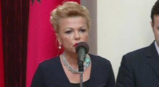 FOTO/ Bashkëshortja e Azem Hajdarit habit me veshjen e saj në pritjen e Presidentit