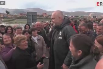 Përmbytjet/ Rama takon banorët e Urës-Vajgurore, përlotet kryebashkiakja