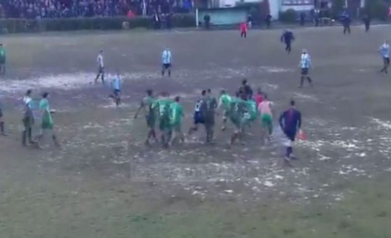 FUTBOLL/ Rrahën arbitrin e ndeshjes. Ndëshkohet rëndë ekipi i Këlcyrës, ja vendimet e plota të Disiplinës